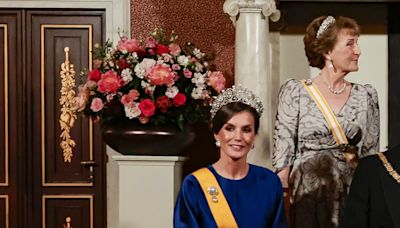 La reina Letizia, fabulosa con su look de gala en Ámsterdam: un nuevo vestido español y la tiara rusa