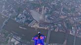 Espectacular e histórico vuelo con trajes de alas sobre el 'Tower Bridge' de Londres