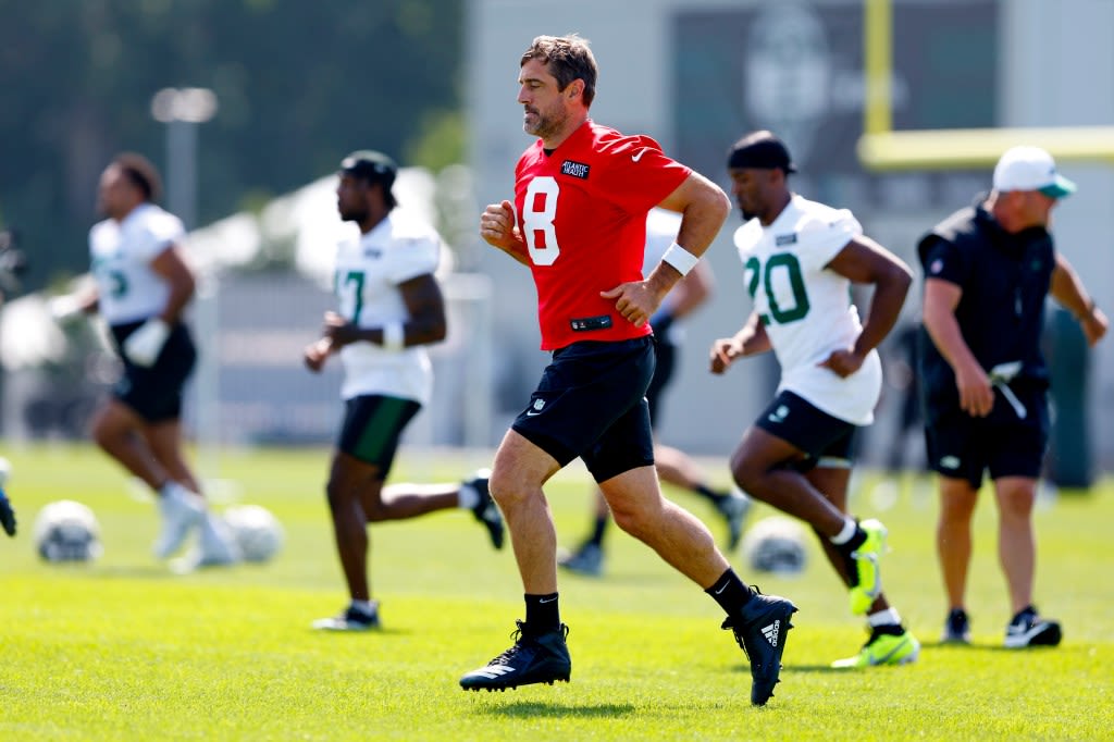 Aaron Rodgers visibly angry after offense struggles during Jets first padded practice