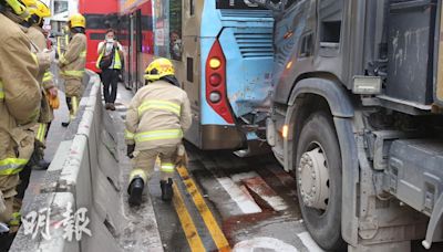 龍翔道有泥頭車撞兩巴士 11人輕傷 (17:55) - 20240625 - 港聞