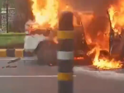 Car near Taj Palace Hotel in Delhi catches fire; video of incident emerges - The Economic Times