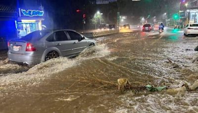 豪雨狂灌！淡海輕軌下方淹成河道 當地居民質疑：這絕對是人禍