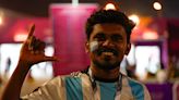 Mundial Qatar 2022. Los hinchas de Bangladesh en Doha: mano de obra barata y amor inexplicable por Messi y Maradona