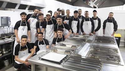 20 jóvenes migrantes participan en ‘Cocinando sueños’, un curso exprés en Pamplona de capacitación básica en cocina y limpieza