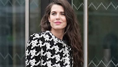 Así es como Carlota Casiraghi rejuvenece el tejido tweed en sus looks: vaqueros, minifaldas y plataformas