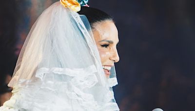 Ivete Sangalo faz show vestida de noiva em clima junino; vídeos