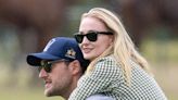 Sophie Turner é carregada 'de cavalinho' nas costas do namorado