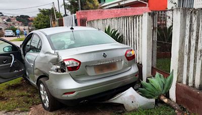 Renault Fluence vai parar na calçada após acidente com furgão em Curitiba