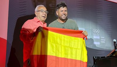 Pablo López visita la casa España, y nos cuenta con quien se tomaría un vinito