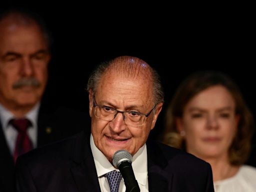 Alckmin diz que juros deveriam ser reduzidos e espera corte na Selic em julho Por Reuters