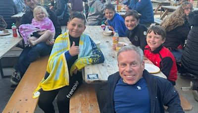 Warwick Davis the Star Wars star takes snap with fans on holiday in Cornwall