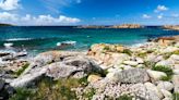 El pueblo gallego con una playa urbana que desciende de los vikingos