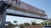 Adolescente se lanza de puente peatonal y cae sobre un carro en Torreón, Coahuila | El Universal