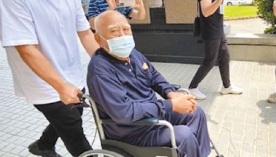 前台南縣議長 吳健保假釋 坐輪椅、戴口罩出獄