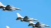 Ucrania recibe los primeros aviones de combate F-16 y se prepara para reforzar sus defensas contra Rusia