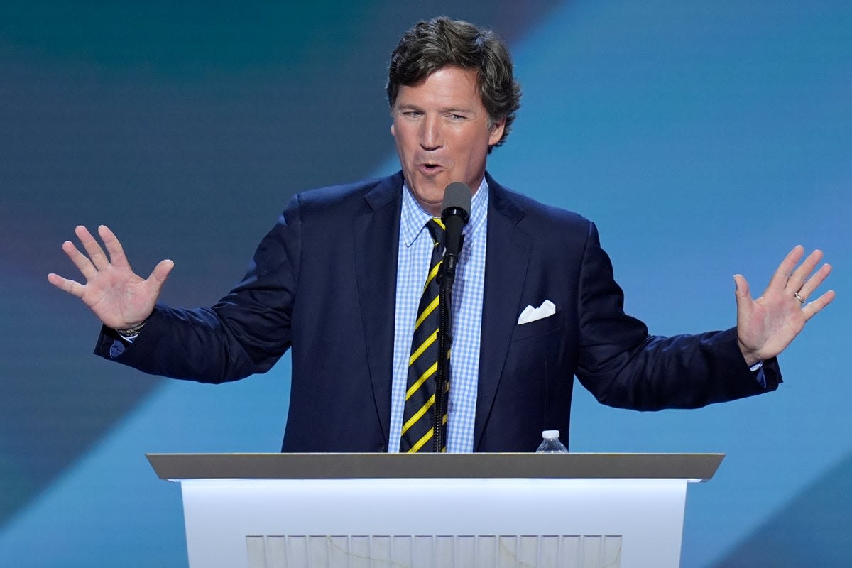 Tucker Carlson claims that Trump offered to stand guard outside his house in unscripted speech to ‘a leader’