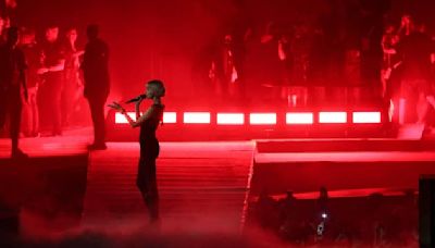 JO 2024: Angèle enchante le Stade de France avec "NightCall" de Kavinsky à la cérémonie de clôture