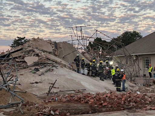Sube a 24 el balance de muertos del derrumbe de un edificio en Sudáfrica