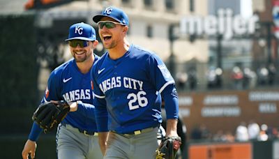 Royals score 7 in 9th inning to beat Tigers in opener
