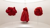 El Met 'revive' más de 200 vestidos históricos en una exposición para los cinco sentidos
