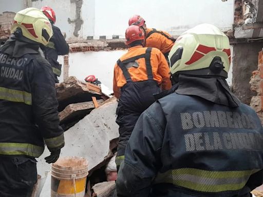 Derrumbe en una obra en Belgrano: hay un obrero con heridas graves y otro se encuentra atrapado entre los escombros