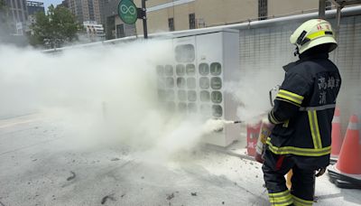 沒人在充電！高雄GOGORO電池交換站突爆炸起火 一旁加油站員工嚇壞