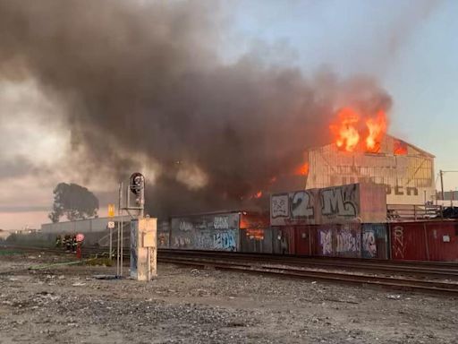 Oakland's old Economy Lumber warehouse destroyed in fire