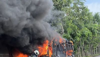 台中公車起火燒到剩骨架 司機及時疏散乘客