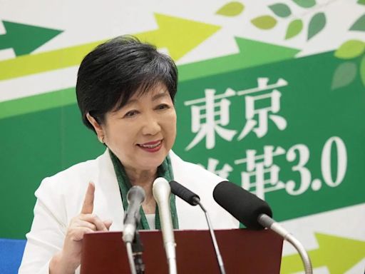 影/開球開到「膝蓋骨折」！72歲東京知事小池 被迫居家辦公2個月養傷