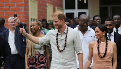 El príncipe Enrique y Meghan hablan de salud mental en su primera visita a Nigeria