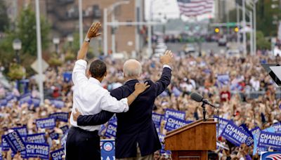 Obama reforça campanha de Biden diante das câmeras e nos bastidores