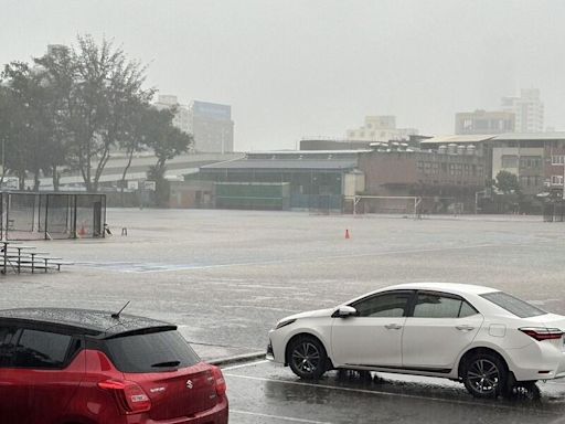 高雄中學操場因暴雨淹水 「雄中湖」再現 (圖)