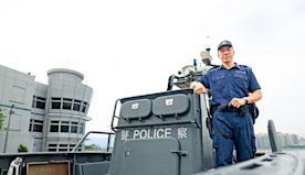 京奧閉幕禮港隊持旗手 划艇名將羅曉鋒當水警延續奧運精神