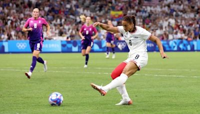 Why does Lynn Williams wear one leg sleeve? How USWNT striker making waves with unique style at Olympics | Sporting News