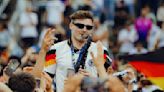 C'est la vraie star de l'Euro 2024: licencié en début de semaine, un saxophoniste devient le roi des fan zones en Allemagne