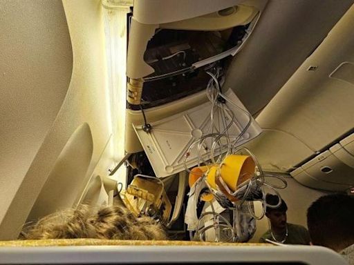 Atienden a más de 20 personas por lesiones en la columna por las turbulencias en el vuelo de Singapore Airlines