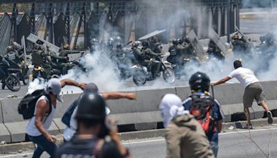 Disturbios en Venezuela tras las elecciones: mueren dos personas y derriban estatuas de Chávez