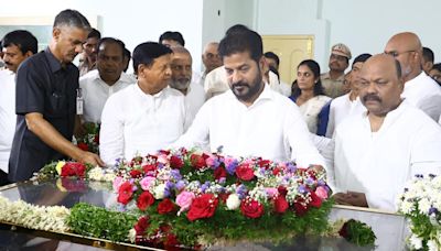 Revanth pays last respects to D. Srinivas in Nizamabad