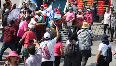 Manifestantes chocan con miembros de CNTE