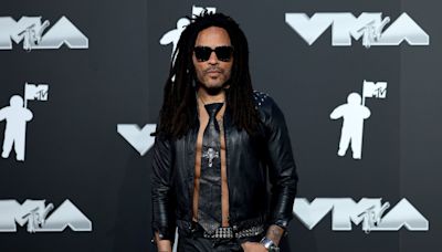 Lenny Kravitz dispensa camisa para o tapete vermelho do VMA 2024