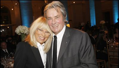 Alain Delon : un "amour à trois" avec Mireille Darc, cette demande très osée qu’elle avait acceptée