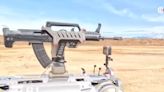 China revela cão-robô armado com rifle em exercício militar; veja o vídeo