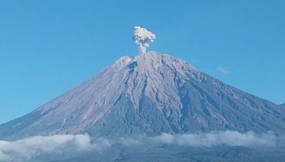Vulcão entra em erupção na Indonésia e provoca alerta