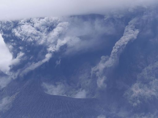 畫面超近！日本櫻島火山爆發 濃煙狂噴4500公尺高