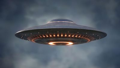 Cómo la "peligrosa" idea de que extraterrestres visitaron la Tierra está cada vez más extendida y hasta ha influido en la política