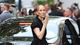 Céline Dion à Paris : en jupe évasée, la chanteuse la joue comme Carrie Bradshaw