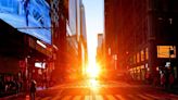 Manhattanhenge: Pôr do sol alinhado com as ruas de Manhattan atrai multidões em Nova York