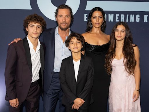 Filhos acompanham Camila Alves e Matthew McConaughey em evento e tamanho dos três impressiona: 'O tempo voa'