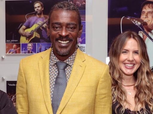 Seu Jorge faz rara aparição com esposa e filhas em show de Zeca Pagodinho