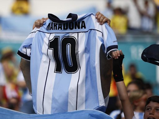 Camisa que uso Maradona en semis de México 86 será subastada en Nueva York - El Diario NY